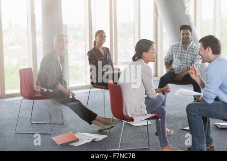 Geschäftsleute treffen im Kreis Stockfoto