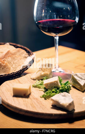 französischer Käse roten Wein und Brot Teller Starterset Stockfoto