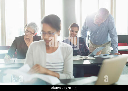 Studenten in Erwachsenenbildung Klassenzimmer Stockfoto