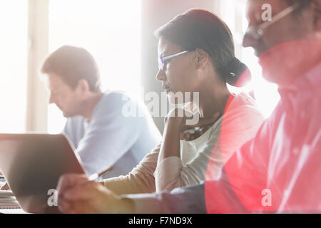 Geschäftsfrau, die Arbeiten am Laptop in treffen Stockfoto