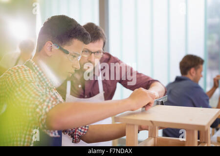 Tischler Holz in Werkstatt messen Stockfoto