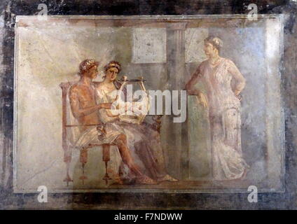 Römischen Fresko einer Frau spielt die Leier Roman, 50-79 AD; Von Pompeji. Frau spielt die Kithara (eine Art von Lyra) sitzt mit ihrem Geliebten, die auf ihr blickt Stockfoto