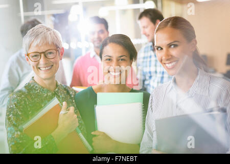 Porträt lächelnd Geschäftsfrauen mit notebooks Stockfoto