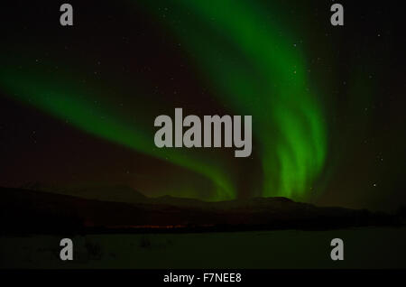 starke Aurora Borealis, Nordlicht über gefrorenen Polarkreis Landschaft in Winternacht Stockfoto