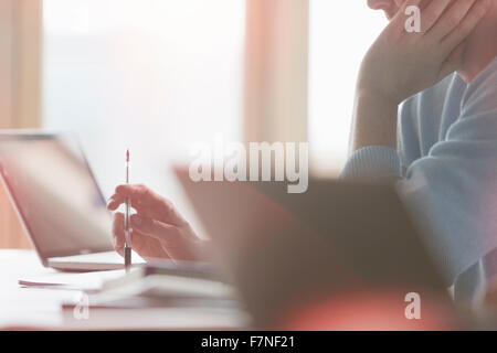 Geschäftsmann, arbeiten am Laptop im Klassenzimmer Stockfoto