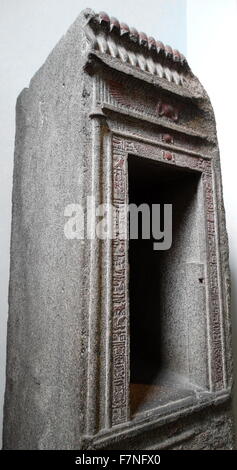 Schrein von König Ptolemaios VIII. und Königin Cleopatra II von Ägypten. Der Schrein statt eine Kultstatue der Göttin Isis, die in den Inschriften erwähnt wird. Es stand in eines der Heiligtümer von ihrem berühmten Tempel auf der Insel Philae. 2. Jahrhundert v. Chr. Stockfoto