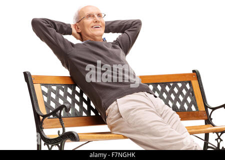 Entspannte senior Herr sitzt auf einer Holzbank und suchen in der Ferne isoliert auf weißem Hintergrund Stockfoto