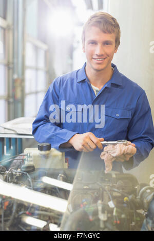 Porträt zuversichtlich Mechaniker arbeiten am Motor in Auto-Werkstatt Stockfoto