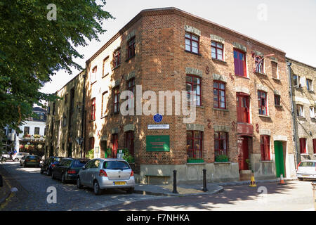 Sands Filmstudio, St Marychurch Street, Rotherhithe, London, UK. Mit der Mayflower-Kneipe in der Ferne. Stockfoto