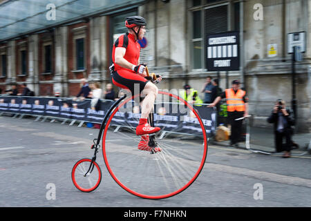 Penny Farthing Fahrrad und Fahrer auf der Jupiter-Nocturne Zyklus Rennen: Rennen durch die Straßen von Smithfield Market, London, UK Stockfoto