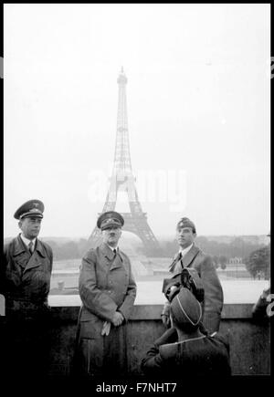 Foto von Adolf Hitler in Paris mit dem Eiffelturm im Hintergrund. Datiert 1940 Stockfoto