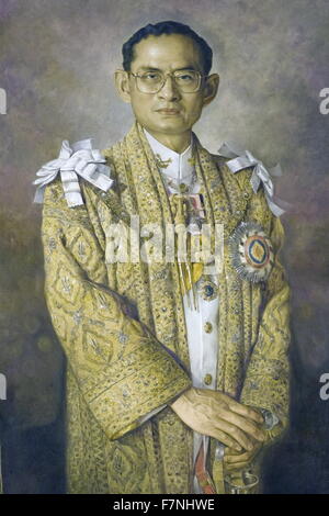 Porträt des thailändischen Königs Rama IX Bhumibol Adulyadej (1927-) und neunte Monarch der Chakri-Dynastie, in der zeremoniellen Kleidung. Datiert 1967 Stockfoto