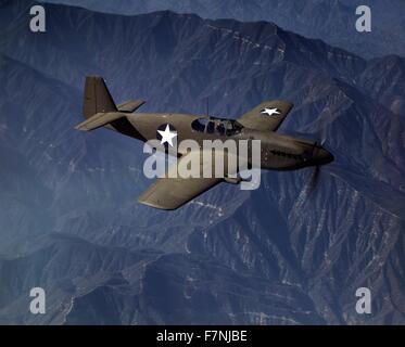 Zweiter Weltkrieg: P-51 "Mustang" Kämpfer im Flug, Inglewoof, Kalifornien Die "Mustang", gebaut von North American Aviation, Incorporated, verwendet von der Royal Air Force Großbritanniens 1942 Stockfoto