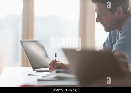 Fokussierte Geschäftsmann Notizen in Meetings Stockfoto