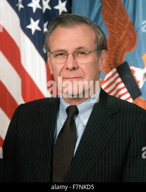 Donald Rumsfeld (geb. 9. Juli 1932), US-amerikanischer Politiker und Geschäftsmann. Verteidigungsminister von 1975 bis 1977 und 2001 bis 2006 unter Präsident George W. Bush. Vereinigte Staaten Kongreßabgeordnetes von Illinois (1962 – 1969), Berater des Präsidenten (1969 – 1973), die Vereinigten Staaten ständiger Vertreter bei der NATO (1973 – 1974) und White House Chief Of Staff (1974 – 1975). Stockfoto