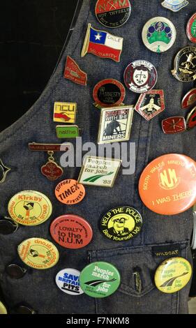 Abzeichen der Unterstützung für die britische Bergarbeiterstreik von 1984-1985. Am Ende des Streiks blieb die nationale Union der Bergleute geschwächte und Bergbau Gemeinden aufgeteilt zwischen Befürwortern und Gegnern der Arbeitskampf 1985 Stockfoto