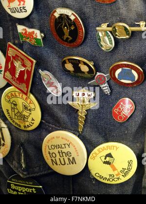Abzeichen der Unterstützung für die britische Bergarbeiterstreik von 1984-1985. Am Ende des Streiks blieb die nationale Union der Bergleute geschwächte und Bergbau Gemeinden aufgeteilt zwischen Befürwortern und Gegnern der Arbeitskampf 1985 Stockfoto