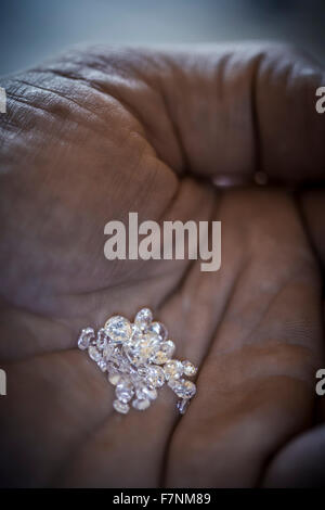 Diamanten in der Handfläche einer Hand. Stockfoto