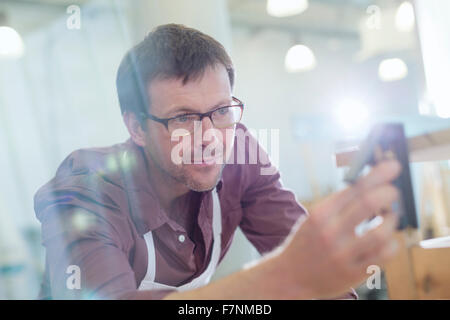 Konzentrierte sich Zimmermann in Werkstatt Stockfoto