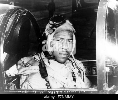 Ensign Jesse L. Brown, sitzen im Cockpit einer F4U-4 Corsair Jagdflugzeug, erste schwarze Marineflieger der US Navy. Während in Korea, wurde er in der Tätigkeit getötet und posthum mit das Distinguished Flying Cross ausgezeichnet. Stockfoto