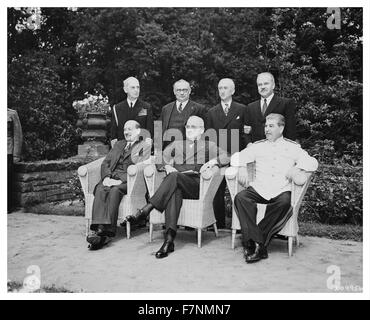 Konferenz von Potsdam (Berlin), 1945. die drei Alliierten Mächte: UdSSR, Großbritannien und den Vereinigten Staaten. links nach rechts sitzen; Clement Attlee, Harry Truman, Joseph Stalin. Stehend von L nach R: Admiral J.D. Loahy, Ernest Bevin, J.W.Byrnes und der russische Außenminister Molotow Stockfoto