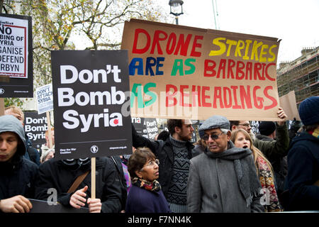 Bombardieren Sie nicht Syrien... Ein Demonstrant hält eine handgefertigte Schild mit der Aufschrift "Drohnenangriffen so barbarisch wie Enthauptungen sind". Stockfoto