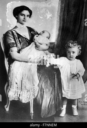 Prinzessin Zita von Bourbon-Parma (1892 – 1989), die Ehefrau von Kaiser Charles von Österreich mit ihrem Sohn Otto von Habsburg (1912 – 2011), letzter Kronprinz von Österreich-Ungarn und ihr Baby Erzherzogin Adelheid von Österreich (1914-1971) Stockfoto