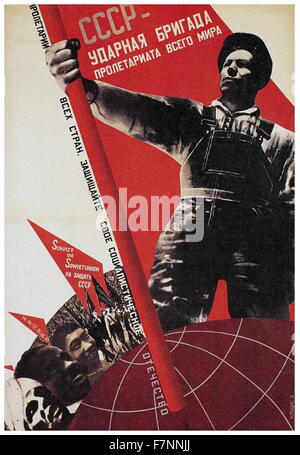 Propagandaplakat der Sowjetunion. Text liest "U.S.S.R. - Schock Brigade des Proletariats der ganzen Welt! Arbeiter der Welt zum Schutz des sozialistischen Vaterlandes. " Stockfoto