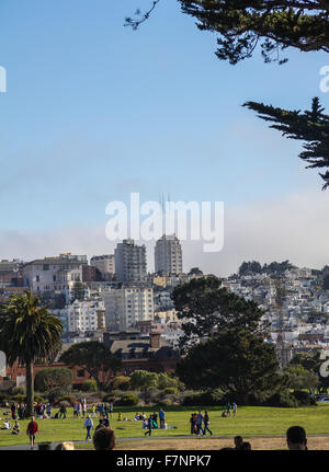 Park in San Francisco mit nebligen Stadt im Hintergrund Stockfoto