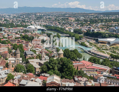 Tbilisi-Ansicht mit Brücke des Friedens und der Konzertsaal, gesehen vom Narikala Festung Hill in Tiflis, Georgien Stockfoto