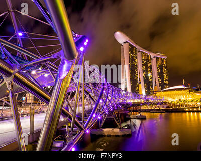 Brücke in die Marina Bay Sands Hotel und komplex. Nachtzeit ist eine besondere Zeit in Singapur Stockfoto