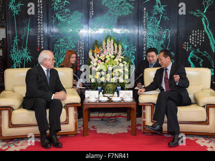 Peking, China. 2. Dezember 2015. Xinhua Nachrichtenagentur Präsident Cai Mingzhao (R, vorne) trifft sich mit Pavel Negoitsa, Generaldirektor der Rossiyskaya Gazeta, in Peking, Hauptstadt von China, 2. Dezember 2015. © Li Xueren/Xinhua/Alamy Live-Nachrichten Stockfoto