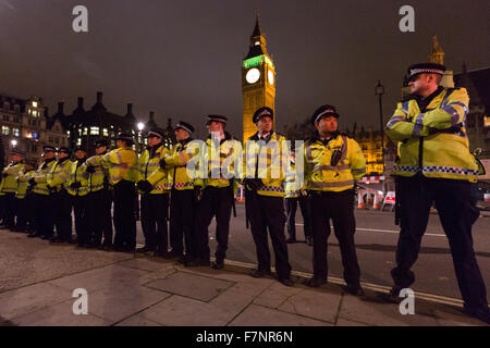 Westminster, London. 01December 2015. Polizisten stehen vor den Houses of Parliament in Parliament Square bei Stop The Krieg Koalitionen Notfall Protest am 1. Dezember 2015 in London, England. Der Notfall Protest wurde vor der morgigen Abstimmung im Parlament über ob Großbritannien beginnt Bombardierung Operationen über Syrien genannt. Bildnachweis: London Pix/Alamy Live News Stockfoto