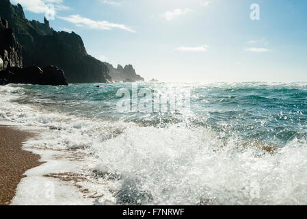 Welle im Pedn Vounder Beach, Süd Cornwall an einem hellen Oktobertag brechen. Stockfoto