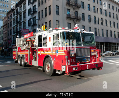 Turm Leiter No1 Feuerwehrauto Beantwortung einen Notruf, Manhattan, New York City, New York, USA. Stockfoto