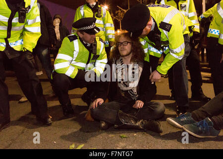 Westminster, London. 01December 2015. Polizeibeamte entfernen Demonstranten, die im sitzen und blockieren die Straße in Parliament Square bei Stop The Krieg Koalitionen Notfall Protest am 1. Dezember 2015 in London, England. Der Notfall Protest wurde vor der morgigen Abstimmung im Parlament über ob Großbritannien beginnt Bombardierung Operationen über Syrien genannt. Bildnachweis: London Pix/Alamy Live News Stockfoto