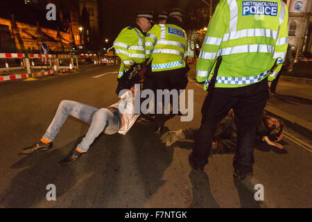 Westminster, London. 01December 2015. Polizeibeamte entfernen Demonstranten, die im sitzen und blockieren die Straße in Parliament Square bei Stop The Krieg Koalitionen Notfall Protest am 1. Dezember 2015 in London, England. Der Notfall Protest wurde vor der morgigen Abstimmung im Parlament über ob Großbritannien beginnt Bombardierung Operationen über Syrien genannt. Bildnachweis: London Pix/Alamy Live News Stockfoto