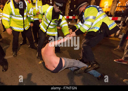 Westminster, London. 01December 2015. Polizisten verhaften ein Demonstrant im Parliament Square bei Stop The Krieg Koalitionen Notfall Protest am 1. Dezember 2015 in London, England. Der Notfall Protest wurde vor der morgigen Abstimmung im Parlament über ob Großbritannien beginnt Bombardierung Operationen über Syrien genannt. Bildnachweis: London Pix/Alamy Live News Stockfoto