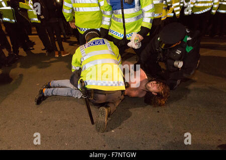 Westminster, London. 01December 2015. Polizisten verhaften ein Demonstrant im Parliament Square bei Stop The Krieg Koalitionen Notfall Protest am 1. Dezember 2015 in London, England. Der Notfall Protest wurde vor der morgigen Abstimmung im Parlament über ob Großbritannien beginnt Bombardierung Operationen über Syrien genannt. Bildnachweis: London Pix/Alamy Live News Stockfoto