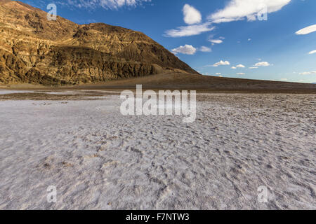 Auf weißen Salz im Death Valley bei extremer Hitze, USA Stockfoto