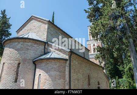 Ninos Grab und Bell Turm am Kloster der heiligen Nino in Bodbe - georgische orthodoxe Klosterkomplex, Kachetien Region, Goergia Stockfoto