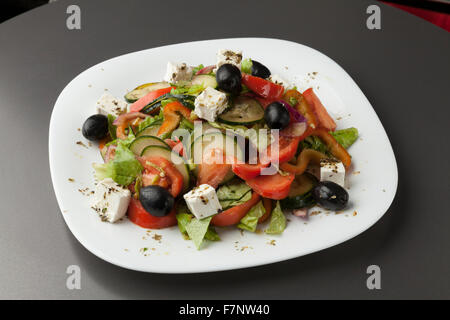 Griechischer Salat auf dem schwarzen Tisch Stockfoto