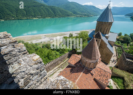 Mittelalterliche Ananuri Burg mit Kirche Mariä Himmelfahrt über Aragvi Fluss in Georgien Stockfoto