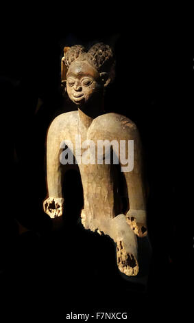 Holz Figur ein Cup-Träger aus Kamerun, Afrika. Vom 20. Jahrhundert Stockfoto