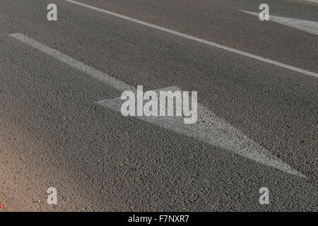 Weißer Verkehr Pfeil auf Asphalt gerichtet. Stockfoto