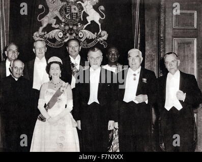 Commonwealth-Führer treffen sich in London 1960. Von links nach rechts: Föderation von Rhodesien und Njassaland, Sir Roy Welensky; Indien, Jawaharlal Nehru; Harold MacMillan, Vereinigtes Königreich; Königin Elizabeth II; Pakistan, Ayub Khan; Kanada, John Diefenbaker; Ghana, Kwame Nkrumah; Australien, Robert Menzies; Südafrika, Eric Louw (Minister für auswärtige Angelegenheiten). Stockfoto