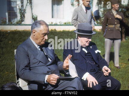 Zweiter Weltkrieg; Präsident Franklin D. Roosevelt und Premierminister Churchill auf der Konferenz von Casablanca in Marokko. 1943 Stockfoto