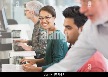 Porträt lächelnde Frau am Computer im Klassenzimmer der Erwachsenenbildung Stockfoto