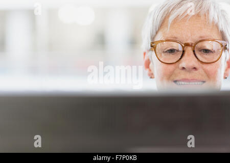 Senior Geschäftsfrau mit Brillen mit computer Stockfoto
