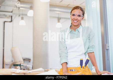 Porträt lächelnd Tischler in Werkstatt Stockfoto